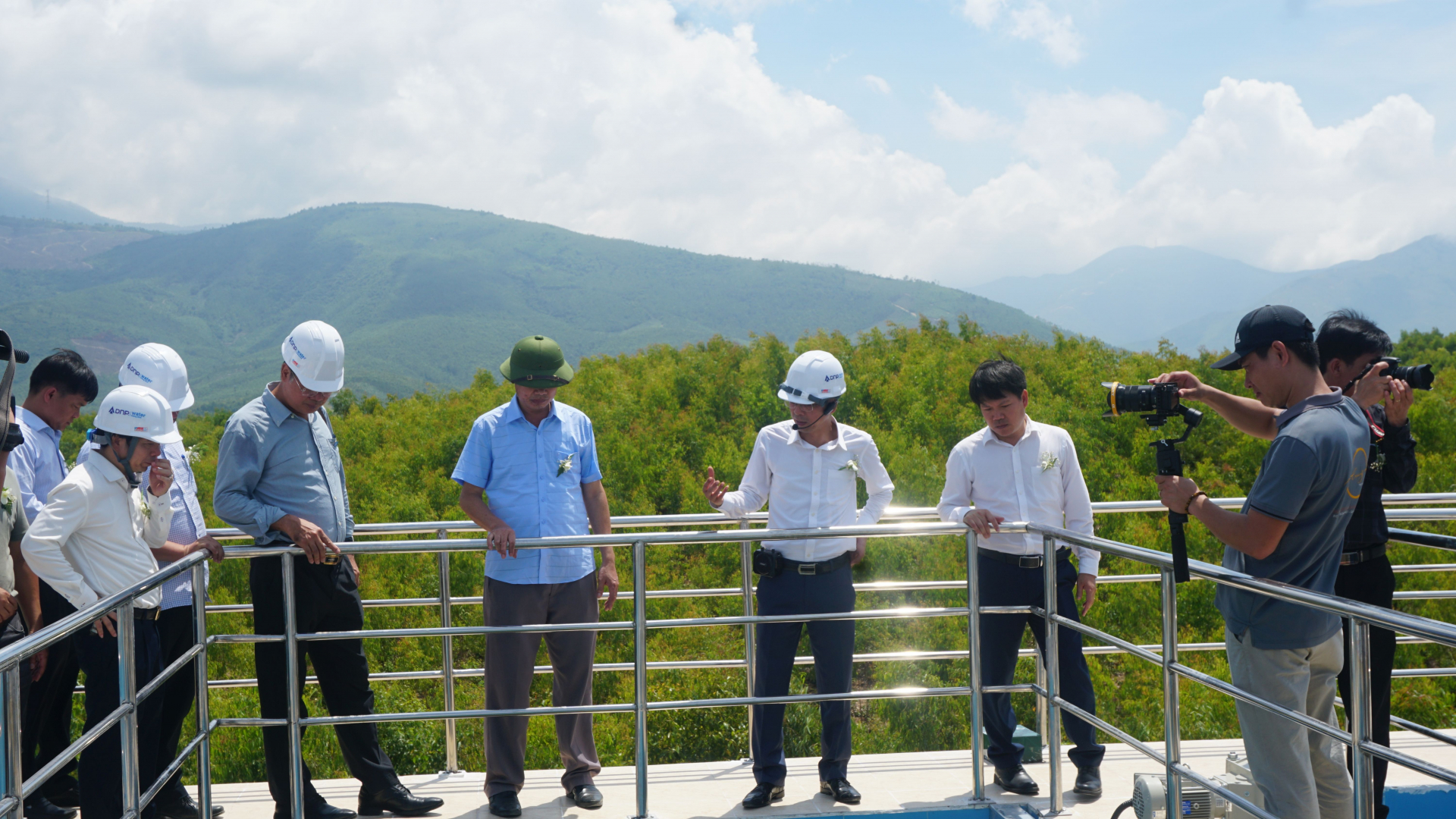 Các đại biểu tham quan nhà máy
