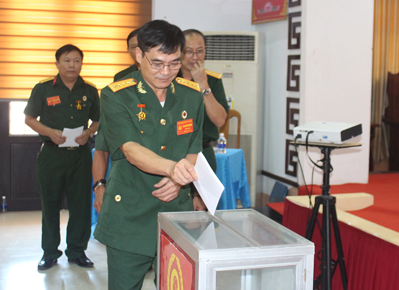 Các đại biểu bỏ phiếu bầu Ban Chấp hành Hội Cựu chiến binh Khối các cơ quan tỉnh lần thứ IV, nhiệm kỳ 2022-2027.