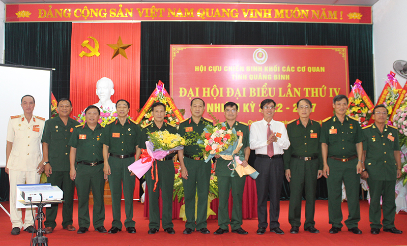 Đại diện lãnh đạo Đảng ủy Khối CCQ tỉnh và Hội CCB tỉnh tặng hoa chúc mừng Ban Chấp hành Hội CCB Khối CCQ tỉnh lần thứ IV, nhiệm kỳ 2022-2027.