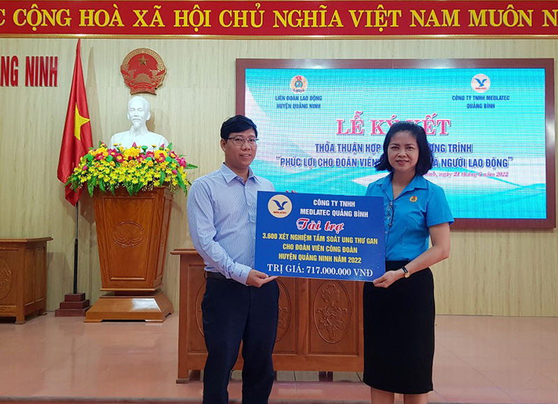 Công ty TNHH MEDLATEC Quảng Bình trao tặng 3.600 mẫu xét nghiệm tầm soát ung thư gan cho LĐLĐ huyện Quảng Ninh.