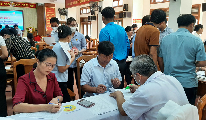MEDLATEC Quảng Bình kết hợp với Ban Lãnh đạo LĐLD huyện Quảng Ninh tiến hành các bước xét nghiệm kiểm tra sức khỏe cho người lao động.