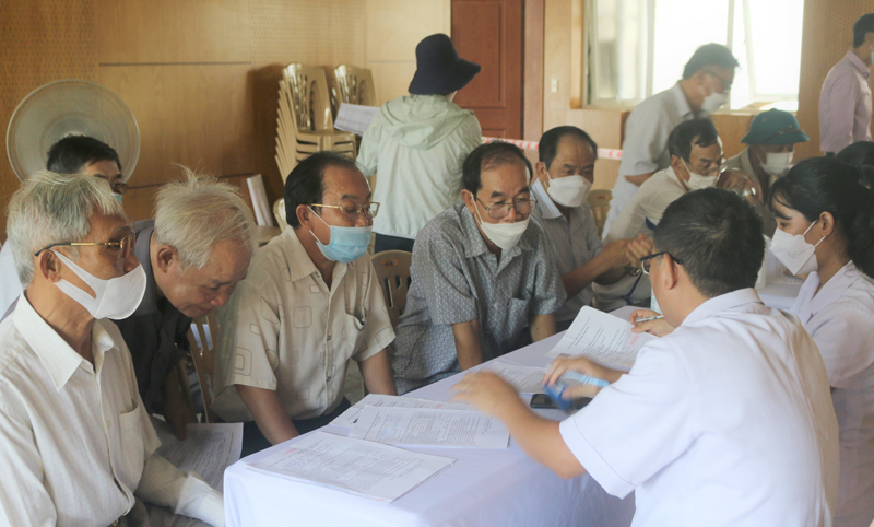 Các đối tượng được cán bộ y tế tư vấn và khám sàng lọc rất kỹ trước khi tiêm vắc xin phòng Covid-19 tiêm mũi 4.