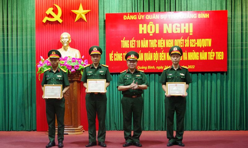 Thủ trưởng Bộ chỉ huy quân sự tỉnh tặng giấy  khen cho các tập thể, cá nhân tiêu biểu