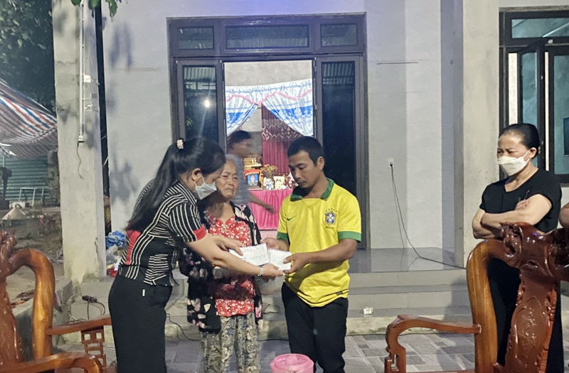 Đại diện lãnh đạo TT. Đồng Lê đến thăm hỏi, động viên gia đình nạn nhân.