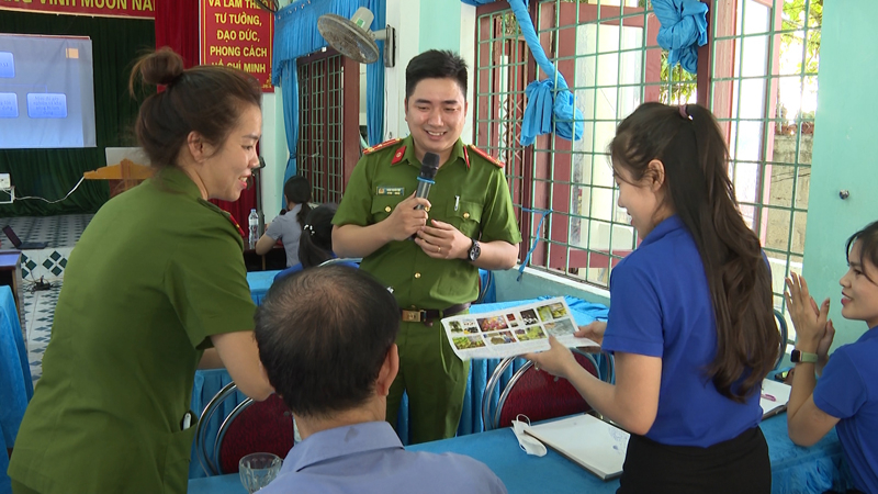 Lực lượng Công an tổ chức tuyên truyền các quy định của pháp luật về phòng, chống ma túy ở cơ sở.