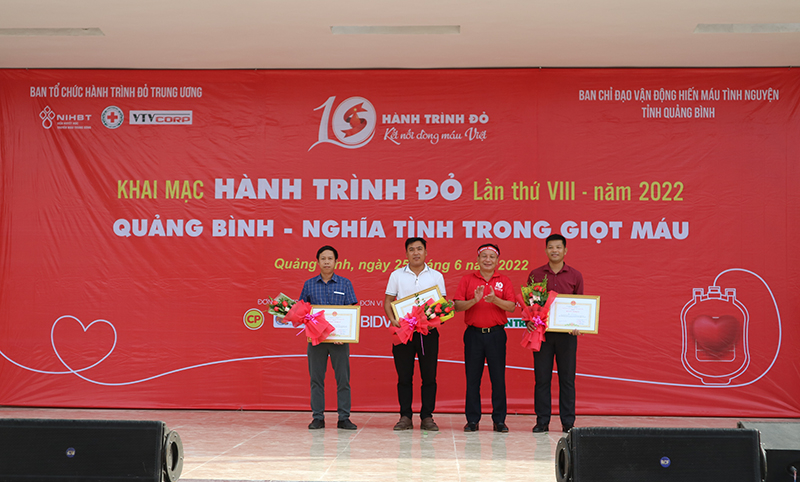 Trao bằng khen của Chủ tịch UBND tỉnh cho các tình nguyện viên hiến máu 15 lần.