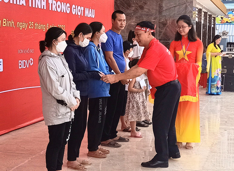 Trao quà của BIDV chi nhánh Bắc Quảng Bình cho những bệnh nhân bị bệnh về máu