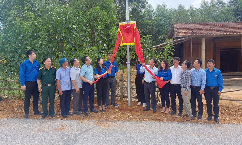 Các đại biểu kéo băng khởi công “Công trình thanh niên tri ân sự hi sinh của 13 cán bộ, chiến sỹ Trạm thông tin A69 tại hang Lèn Hà, xã Thanh Hóa”.