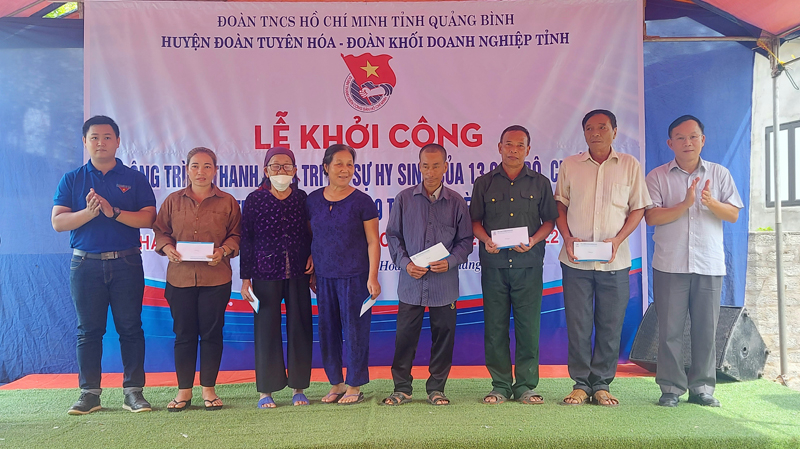 Trao quà cho gia đình chính sách trên địa bàn xã Thanh Hóa, huyện Tuyên Hóa.