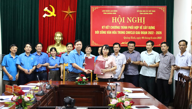 Lãnh đạo LĐLĐ tỉnh, Sở Văn hóa và Thể thao tiến hành ký kết, thống nhất chương trình phối hợp về xây dựng đời sống văn hóa trong CNVCLĐ, giai đoạn 2022-2026.