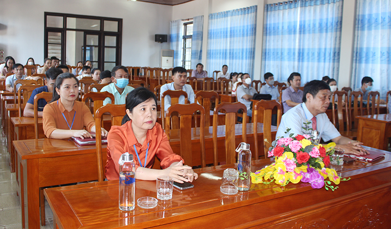  Các đại biểu tham dự lễ khai giảng lớp học.