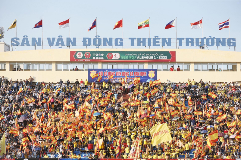 Bầu không khí đầy sôi động ở sân Thiên Trường ngày 26/6. (Ảnh: Minh Hoàng) 