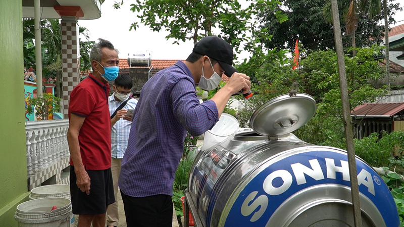 Cán bộ y tế hướng dẫn người dân tăng cường diệt bọ gậy để phòng,chống SXH.