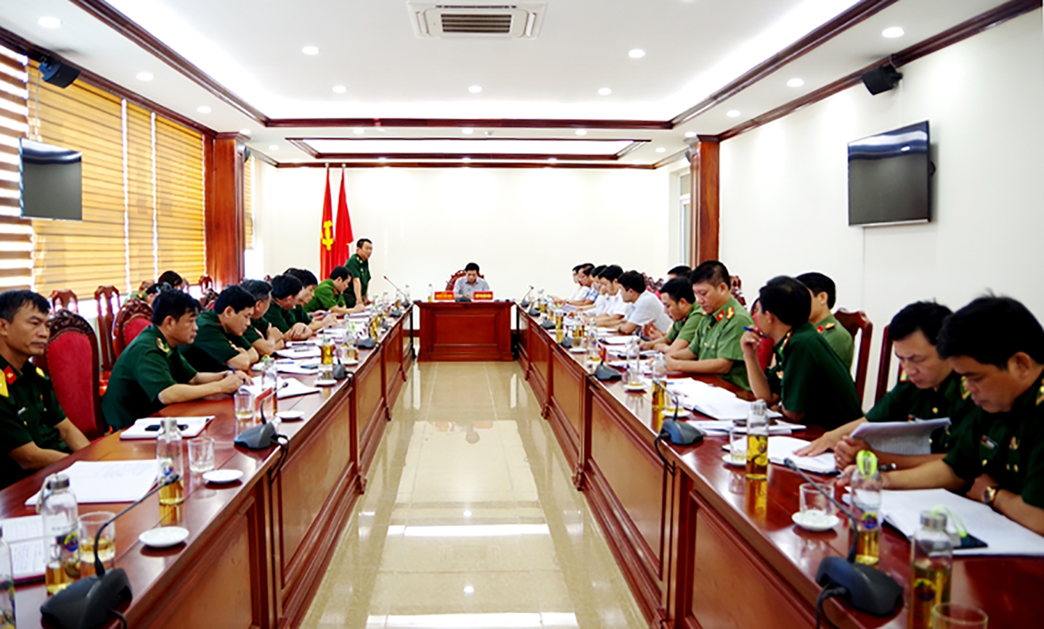Lãnh đạo Bộ Chỉ huy BĐBP tỉnh thảo luận việc triển khai thực hiện và kết quả công tác phòng, chống dịch bệnh Covid-19.