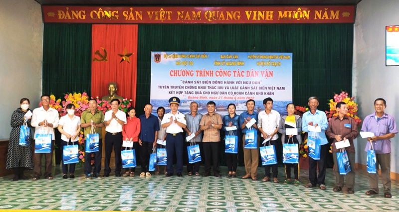 Đại diện Bộ Tư lệnh Vùng Cảnh sát biển 1 và cấp ủy, chính quyền địa phương tặng quà cho ngư dân huyện Bố Trạch.