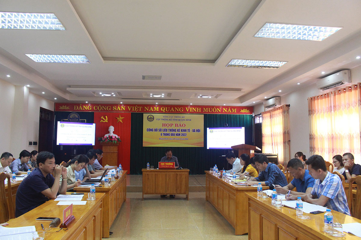 Các đại biểu tham gia cuộc họp báo.