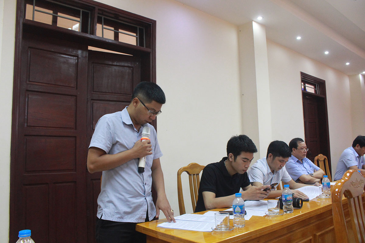 Phóng viên đặt câu hỏi tại cuộc họp báo.