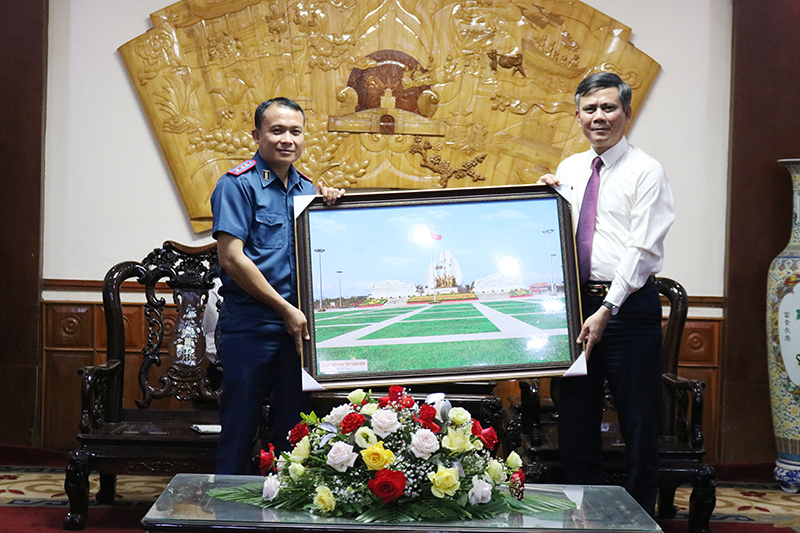 Đồng chí Trần Thắng và Viện trưởng VKSND tỉnh Khăm Muộn Khăm Đeng Sỉ Bun Hương trao quà, chụp ảnh lưu niệm tại buổi gặp mặt.