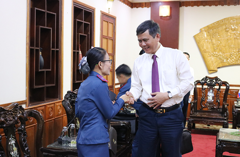 Đồng chí Chủ tịch UBND tỉnh bắt tay thân thiết, gửi lời chúc sức khỏe tới các thành viên trong đoàn công tác của VKSND tỉnh Khăm Muộn, Lào.  