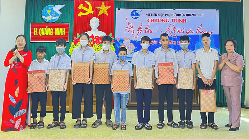 Hội LHPN huyện Quảng Ninh và Hội Bảo trợ bệnh nhân nghèo tỉnh trao tiền hỗ trợ cho các em học sinh có hoàn cảnh khó khăn trên địa bàn huyện.