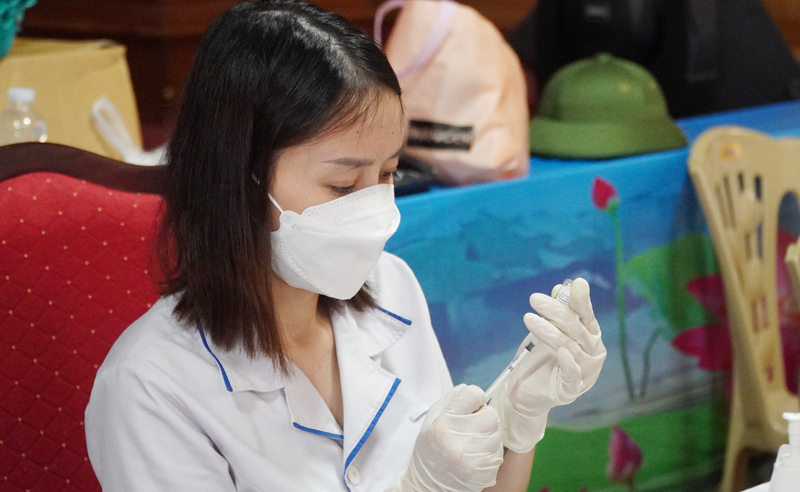 Vắc xin sử dụng để tiêm cho trẻ từ 12-17 tuổi là vắc xin của hãng Pfizer đã được Bộ Y tế phê duyệt sử dụng cho lứa tuổi này.