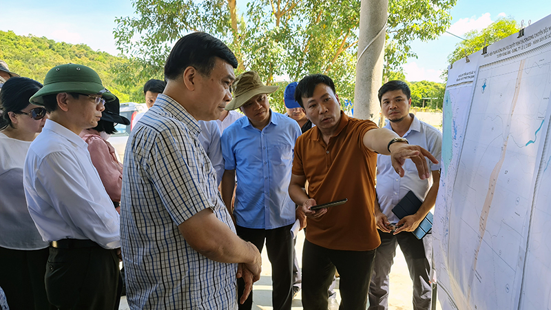 Đồng chí Chủ nhiệm Ủy ban Kinh tế Quốc hội Vũ Hồng Thanh kiểm tra việc chuyển đổi mục đích sử dụng rừng tuyến Vũng Áng-Bùng đoạn qua xã Quảng Hợp (Quảng Trạch).