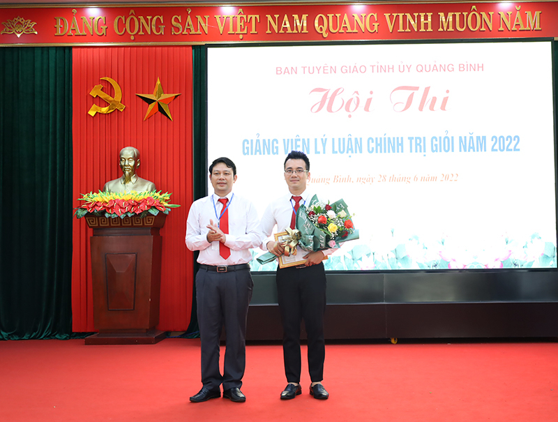 Đồng chí Phó ban Tuyên giáo Tỉnh ủy Phan Thanh Dũng trao thưởng cho thí sinh đạt giải nhì hội thi.