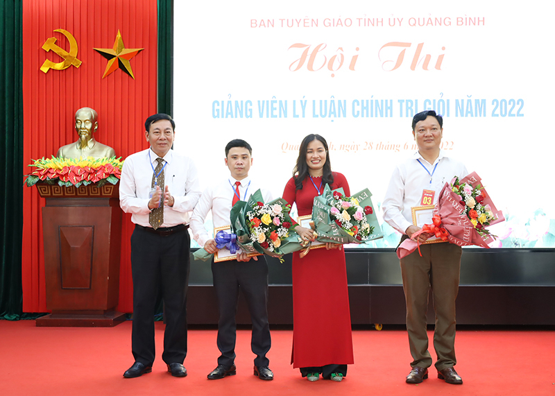 Ban Tổ chức hội thi trao giải ba cho các thí sinh.