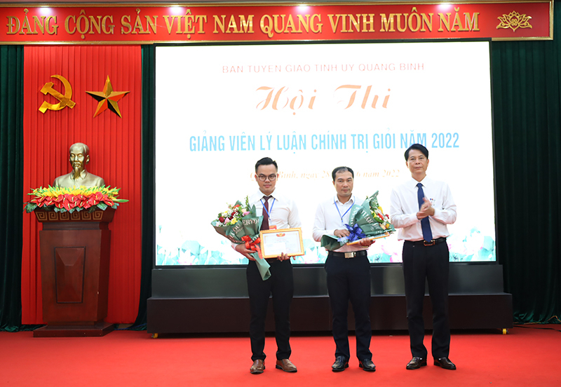 Ban Tổ chức hội thi trao giải khuyến khích cho các thí sinh.