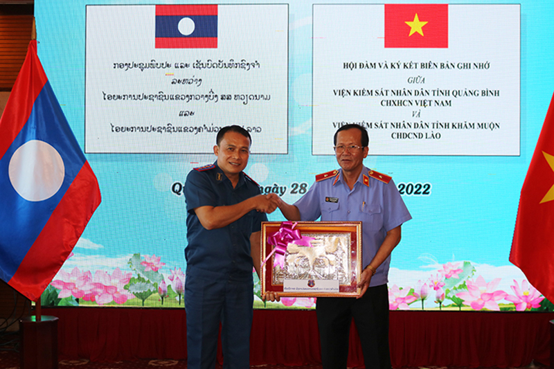 VKSND tỉnh Khăm Muộn trao quà lưu niệm cho VKSND tỉnh Quảng Bình