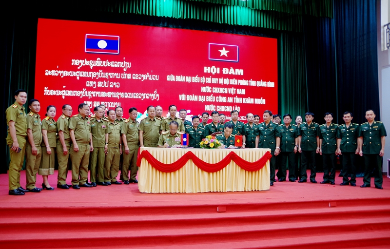 Đại tá Trịnh Thanh Bình, Chỉ huy trưởng BĐBP tỉnh và đại tá Thíp Phạ Chăn Phô Xay, Giám đốc Công an tỉnh Khăm Muộn (Lào) ký kết biên bản ghi nhớ phối hợp công tác và có sự chứng kiến của các đại biểu hai bên.