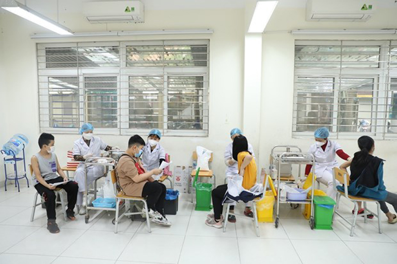 Tiêm vaccine phòng COVID-19 giúp trẻ tránh mắc bệnh, tránh các hậu quả lâu dài của bệnh, giúp trẻ đến trường an toàn. (Ảnh: Minh Quyết/TTXVN)