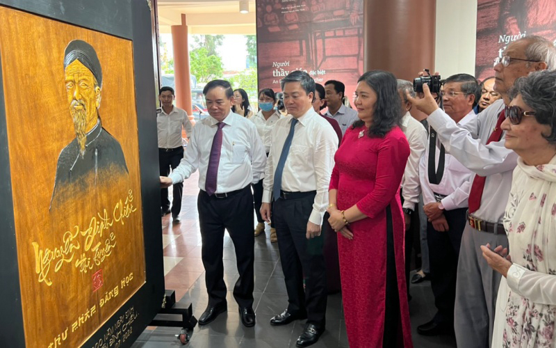 Các đại biểu tham quan khu vực triển lãm cuộc đời và sự nghiệp Danh nhân Nguyễn Đình Chiểu.