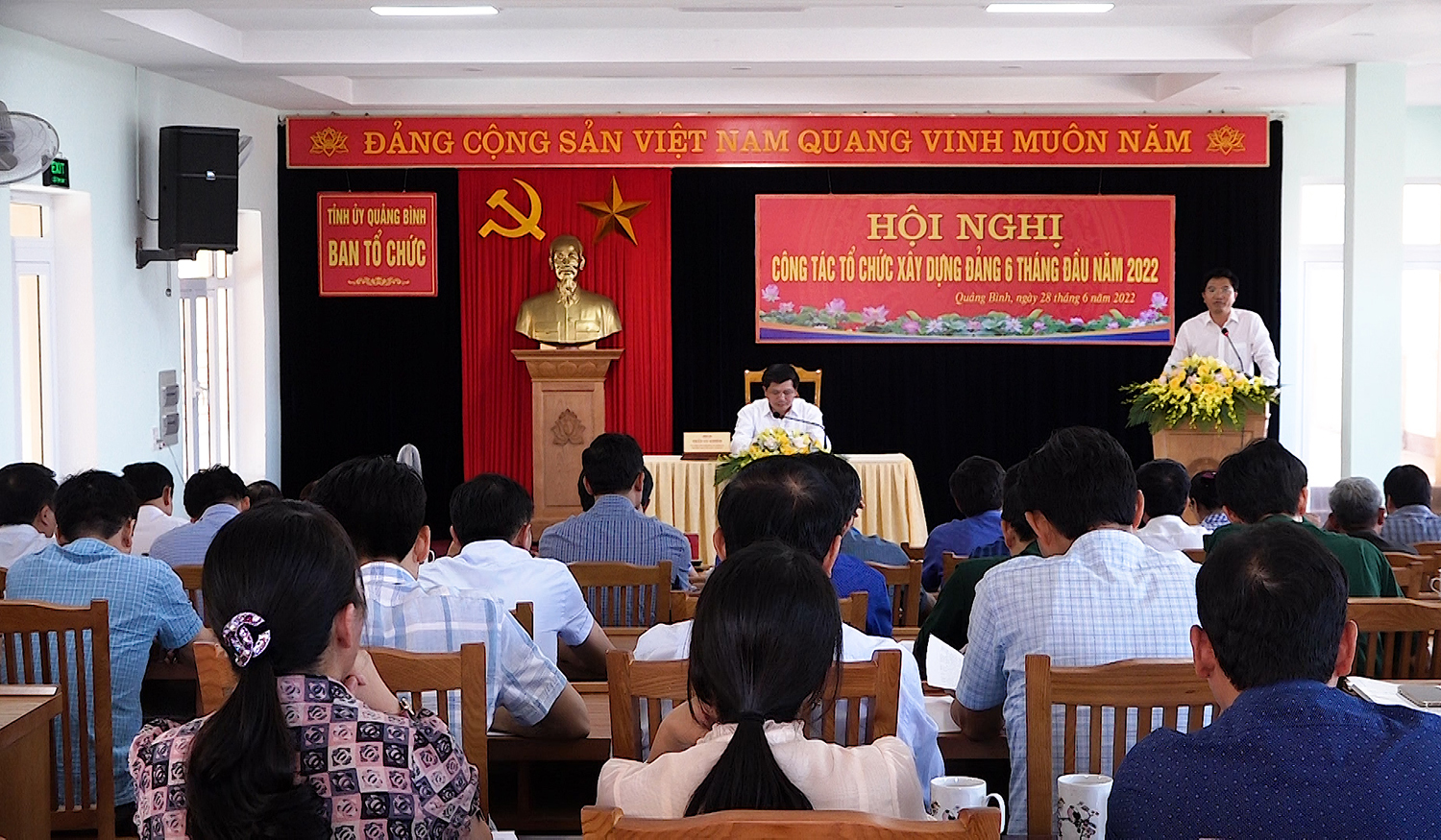  Toàn cảnh hội nghị.