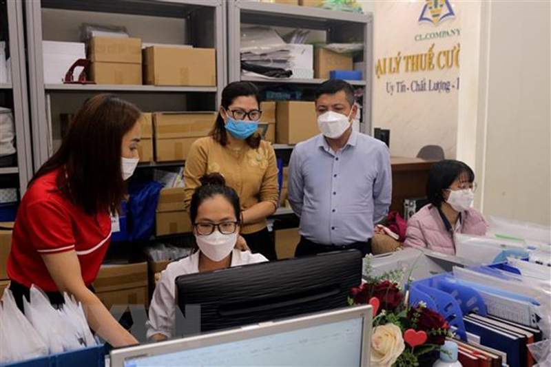Đơn vị cung cấp phần mềm hoạt động hóa đơn điện tử hướng dẫn cho kế toán doanh nghiệp một số nội dung trong triển khai hóa đơn điện tử. (Ảnh: Thanh Vân/TTXVN)