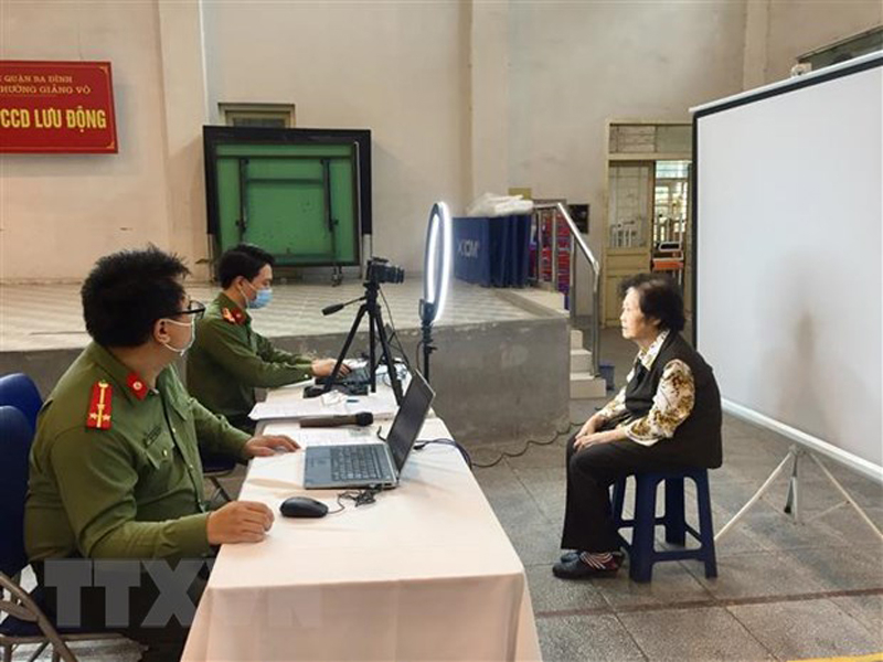 Điểm cấp căn cước công dân lưu động trên địa bàn phường Giảng Võ (Ba Đình, Hà Nội). (Ảnh: Nguyễn Thắng/TTXVN)
