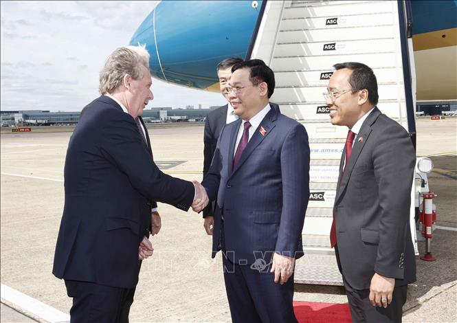 Lễ đón Chủ tịch Quốc hội Vương Đình Huệ tại sân bay London Heathrow. Ảnh: Doãn Tấn/TTXVN