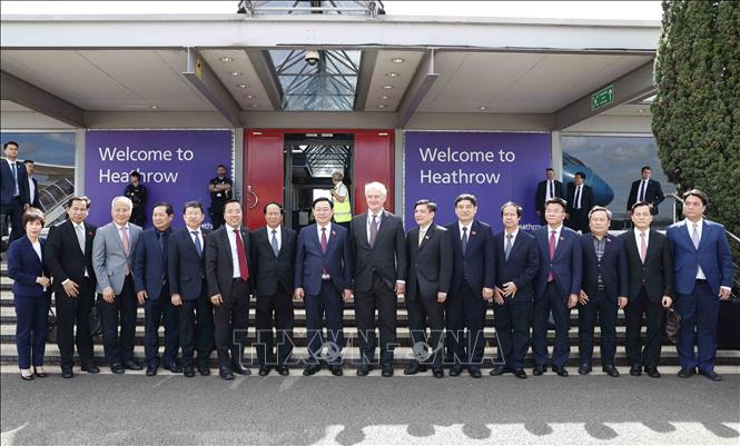 Lễ đón Chủ tịch Quốc hội Vương Đình Huệ tại sân bay London Heathrow. Ảnh: Doãn Tấn/TTXVN