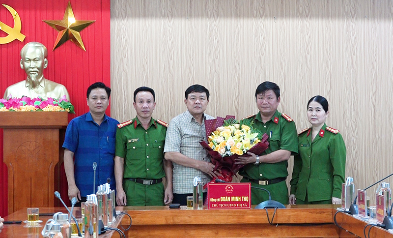 Đại diện lãnh đạo TX. Ba Đồn tặng hoa chúc mừng lực lượng Công an thị xã.