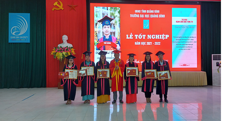 Hiệu trưởng Trường ĐHQB khen thưởng cho SV có thành tích học tập xuất sắc.