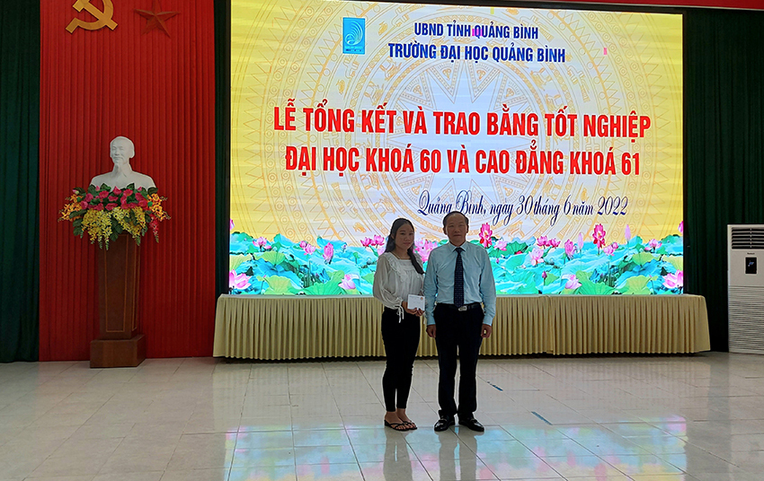 Hội Khuyến học tỉnh trao quà hỗ trợ SV có hoàn cảnh đặc biệt khó khăn.