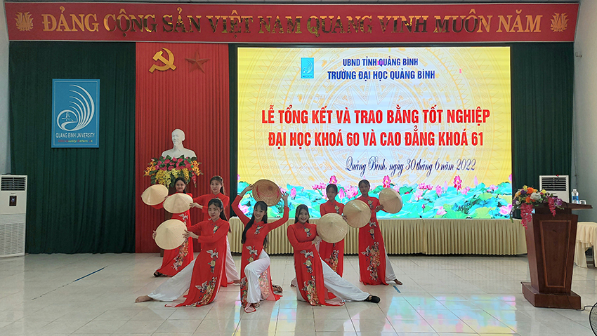 Một tiết mục văn nghệ do SV ĐHQB biểu diễn.