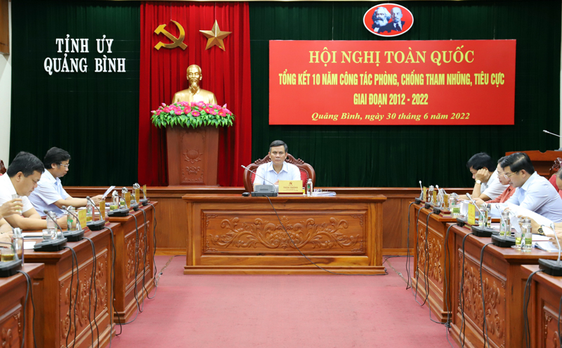Đồng chí Trần Thắng, Phó Bí thư Tỉnh uỷ, Chủ tịch UBND tỉnh và các đồng chí trong Ban Thường vụ Tỉnh uỷ tham dự tại điểm cầu Quảng Bình.