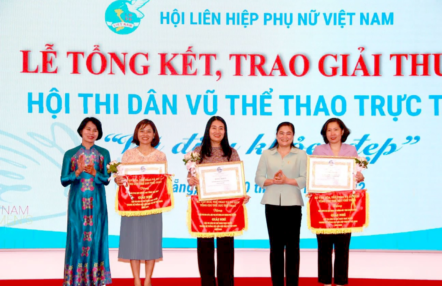 Ban Tổ chức trao giải nhì cho 3 đội đoạt giải