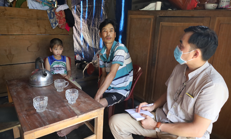 Ngôi nhà tuềnh toàng được thưng ván tạm bợ tứ bề, rộng chưa tới 20m2 là nơi sinh sống của 4 người suốt hơn 10 năm qua.