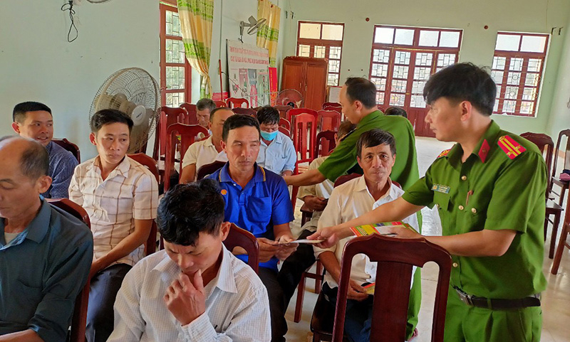 Phát tờ rơi tuyên truyền về phòng, chống ma túy cho người dân.