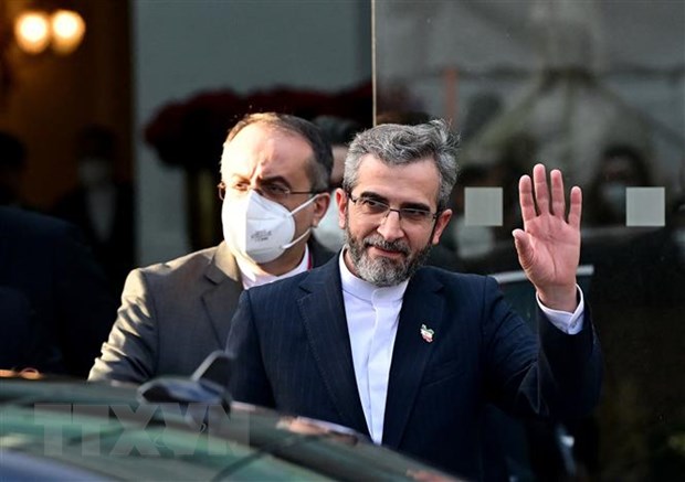 Trưởng đoàn đàm phán về khôi phục thỏa thuận hạt nhân của Iran Ali Bagheri Kani (phải) sau một cuộc họp ở Vienna, Áo, ngày 3/12/2021. (Ảnh: AFP/TTXVN)