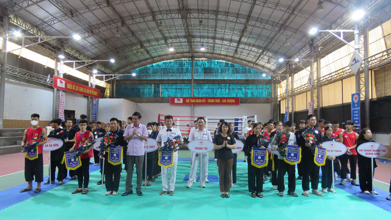 Ban tổ chức tặng cờ lưu niệm cho các đoàn tham dự giải