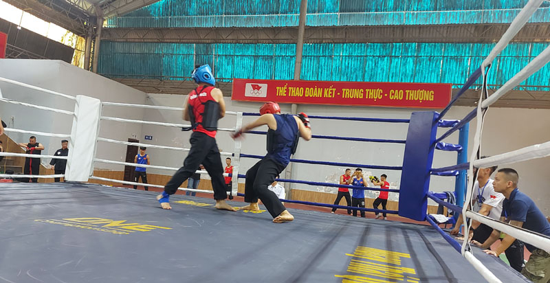 Các VĐV tranh tài sau lễ khai mạc 