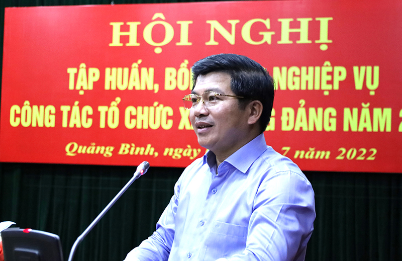 Đồng chí Trưởng ban Tổ chức Tỉnh ủy Trần Vũ Khiêm phát biểu tại hội nghị.